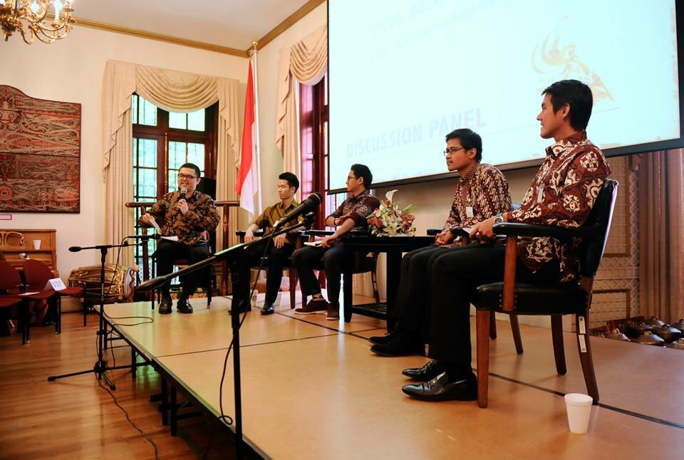 Sesi diskusi panel dengan pemuda Indonesia, dari kiri: Garry Pawitandra Poluan, Steven Wongsoredjo, Adamas Belva Syah Devara, Ramadhan Praditya Putra, dan Pramoda Dei Sudarmo